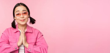 Ne olur! Yakışıklı Asyalı kız yardım istiyor, yalvarıyor, stüdyo geçmişine karşı duruyor.