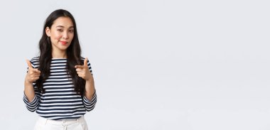 Yaşam tarzı, insanların duyguları ve gelişigüzel kavramlar. Aferin, iyi oynadın. Memnun ve etkilenmiş Asyalı kız seni övmek, cesaretlendirmek ya da tebrik etmek için kamerayı işaret ediyor.