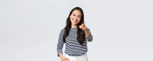 Lifestyle, beauty and fashion, people emotions concept. Happy cheerful asian girl praising you, picking person, found excellent employee for job position, pointing camera and smiling — Stock Photo, Image