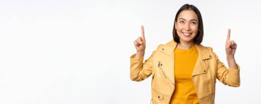 Gülümseyen Asyalı esmer kadının gülümseyen yüzünü gösteren, beyaz arka planda poz veren, mutlu yüzlü bir reklam.