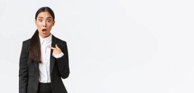 Şok olmuş ve rencide olmuş takım elbiseli genç Asyalı kadın şaşkın paniklemiş bir ifadeyle kendini işaret ediyor ve suçlanıyor. İsim verildikten sonra aşağılanmış görünen iş kadını, beyaz arkaplan