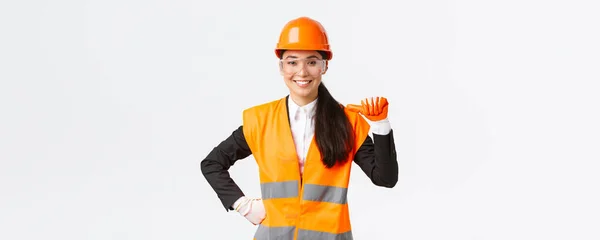 Profissional e talentoso confiante sorrindo asiático engenheiro feminino, arquiteto de construção em capacete de segurança e óculos, apontando para si mesma orgulhosa, promover suas próprias habilidades e habilidades, fundo branco — Fotografia de Stock