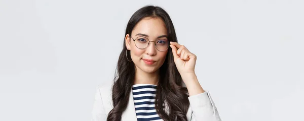 Företag, finans och sysselsättning, kvinnliga framgångsrika entreprenörer koncept. Närbild av självsäker ung asiatisk affärskvinna fastställande glasögon och ser beslutsam, redo att underteckna affären — Stockfoto