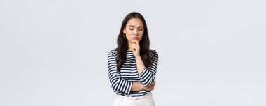 Yaşam tarzı, insanların duyguları ve gelişigüzel kavramlar. Düşünceli sorunlu iş kadını düşüncesi. Kız arama çözümü düşünüyor, zor seçimler yapıyor.