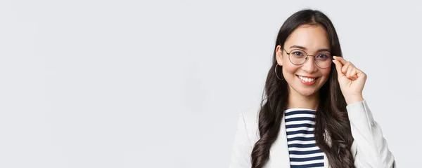 Unternehmen, Finanzen und Beschäftigung, erfolgreiche Unternehmerinnen. Talentierte junge asiatische IT-Programmiererin mit Brille, Kundenbetreuerin lächelt in die Kamera — Stockfoto