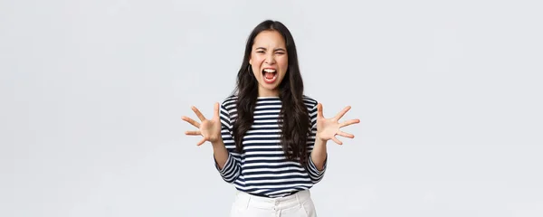 Estilo de vida, emociones de la gente y concepto casual. Loco angustiado mujer asiática perder temperamento, no puede soportar más, liberar la ira quejándose, gritando como teniendo discusión, estrechando las manos agresivo — Foto de Stock