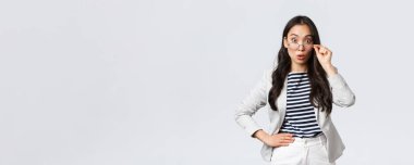 İş, finans ve istihdam, başarılı kadın girişimciler konsepti. Şok olmuş Asyalı ofis hanımı kalkış gözlüğü ve geniş gözler büyük haberleri duyar gibi hayrete düşmüş, soluk soluğa, beyaz arka plan