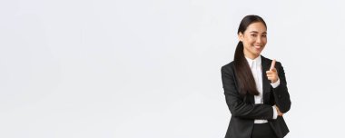 Aferin, iyi noktaya değindin, tebrikler. Başarılı bayan girişimci kamerayı gösterip gülümsüyor. Satıcı kadın müşteriyi davet ediyor. İyi bir anlaşma, beyaz arka plan.