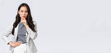 İş, finans ve istihdam, başarılı kadın girişimciler konsepti. Ciddi görünümlü, düşünceli, zarif iş kadını gibi düşünen, karar veren...