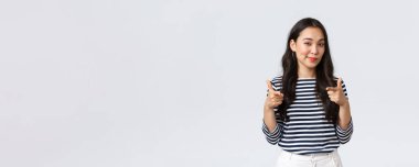 Yaşam tarzı, insanların duyguları ve gelişigüzel kavramlar. Aferin, iyi oynadın. Memnun ve etkilenmiş Asyalı kız seni övmek, cesaretlendirmek ya da tebrik etmek için kamerayı işaret ediyor.