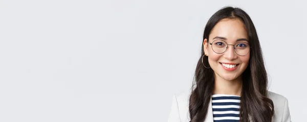 Vállalkozás, pénzügy és foglalkoztatás, sikeres női vállalkozók koncepciója. Közelkép mosolygós ázsiai gyönyörű üzletasszony visel szemüveg és öltöny, látszó magabiztos és boldog — Stock Fotó