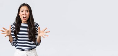 Yaşam tarzı, insanların duyguları ve gelişigüzel kavramlar. Panik halinde Asyalı bir kadın, şikayetçi ve sinirli görünüyor, iş yerinde dokunduktan sonra öfkelenen bir kız, büyük bir sorun yaşıyor.