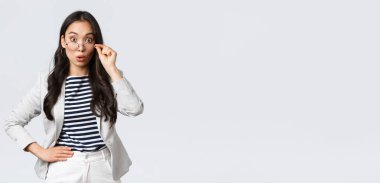 İş, finans ve istihdam, başarılı kadın girişimciler konsepti. Şok olmuş Asyalı ofis hanımı kalkış gözlüğü ve geniş gözler büyük haberleri duyar gibi hayrete düşmüş, soluk soluğa, beyaz arka plan