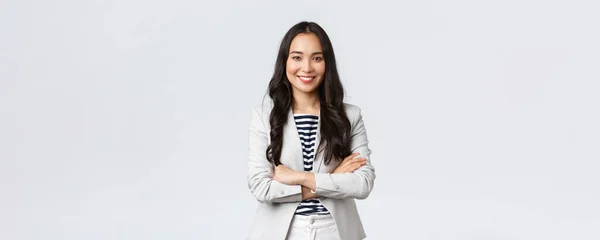 ビジネス、金融、雇用、女性の成功した起業家の概念。自信を持って素敵な笑顔アジアのビジネス女性クロス腕胸自信を持って、金融パートナーと会う準備ができて — ストック写真