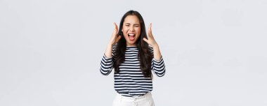 Yaşam tarzı, insanların duyguları ve gelişigüzel kavramlar. Sinirli Asyalı kadın sinirden deliye döndü, daha fazla dayanamadı, çıldırdı şikayet ediyor, tartışıyor gibi bağırıyor, el sıkışıyor, agresifleşiyor