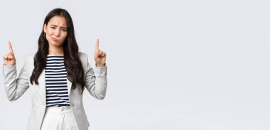 İş, finans ve istihdam, başarılı kadın girişimciler konsepti. Şüpheci ve hayal kırıklığına uğramış iş kadını, Asyalı ofis çalışanı hoşnutsuz ve parmakla işaret eden