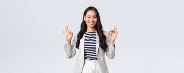 İş, finans ve istihdam, başarılı kadın girişimciler konsepti. Arkadaş canlısı görünümlü, güler yüzlü iş kadını en iyi kalite ya da en iyi anlaşmayı garanti ediyor.