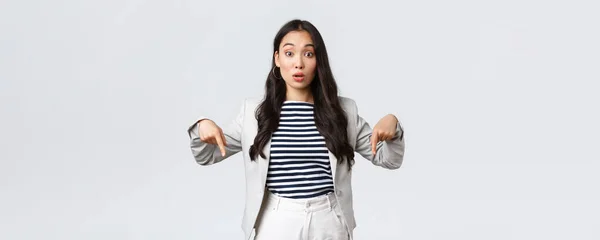 Unternehmen, Finanzen und Beschäftigung, erfolgreiche Unternehmerinnen. Überraschte, neugierige Büroleiterin, die Fragen zu Deal Promo stellt, mit dem Finger nach unten zeigt und fasziniert guckt — Stockfoto