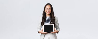 İş, finans ve istihdam, başarılı kadın girişimciler konsepti. Arkadaşça gülümseyen emlak komisyoncusu dijital tablet ekranında müşterilere en iyi teklifi sunuyor, müşterilerle çalışıyor.