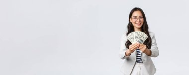 İş, finans ve istihdam, girişimci ve para kavramı. İş kadını sana para veriyor, sağlam bir geliri olan iyi bir iş öneriyor, şirketine iş için davet ediyor.