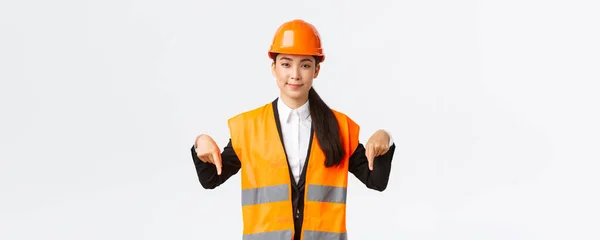 建筑、建筑和工业概念。成功的女工程师，展示她的地产项目的建筑师，指指点点，卖房子，戴安全帽和反光服装 — 图库照片