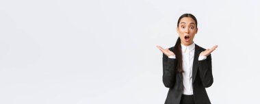 Şaşırmış ve mutlu bayan takım lideri, takım elbiseli yönetici ve alkışlayan eller şaşkına dönmüş, harika haberler duyuyor, inanılmaz bir galibiyet. Asyalı girişimci memnun, başarıya tepki veriyor