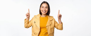 Gülümseyen Asyalı esmer kadının gülümseyen yüzünü gösteren, beyaz arka planda poz veren, mutlu yüzlü bir reklam.