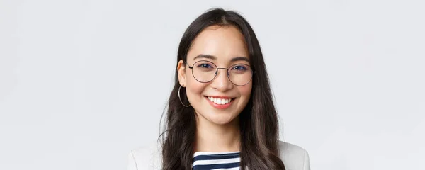 Negocios, finanzas y empleo, concepto de emprendedoras exitosas. Bonita mujer de negocios asiática en gafas y traje sonriente amigable y segura, trabajando en la oficina — Foto de Stock