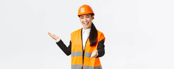 Sorrindo sucesso feminino asiático gerente de construção, arquiteto introduzir seu projeto, apontando a mão para o projeto, explicar seu plano de construção. Mulher industrial dando discurso aos investidores — Fotografia de Stock