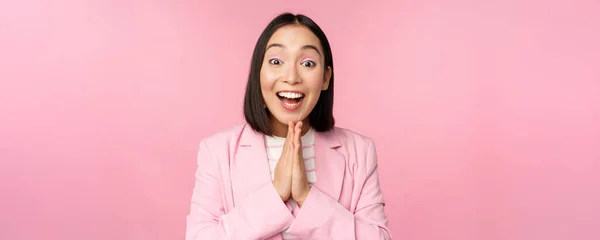 Retrato de mujer de oficina asiática feliz, ceo mujer de negocios en traje regocijándose y riendo, ganando, celebrando, lograr la meta y regocijarse, de pie sobre fondo rosa —  Fotos de Stock