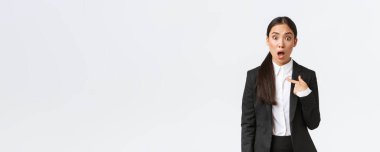 Şok olmuş ve rencide olmuş takım elbiseli genç Asyalı kadın şaşkın paniklemiş bir ifadeyle kendini işaret ediyor ve suçlanıyor. İsim verildikten sonra aşağılanmış görünen iş kadını, beyaz arkaplan