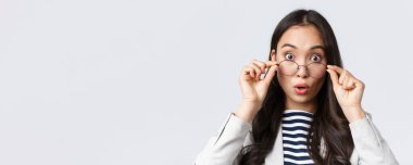İş, finans ve istihdam, başarılı kadın girişimciler konsepti. Şaşırmış ve etkilenmiş Asyalı ofis çalışanlarının yakın plan fotoğrafları. Kalkış camı ve geniş gözler şaşkın, harika tanıtım anlaşmasını görün.