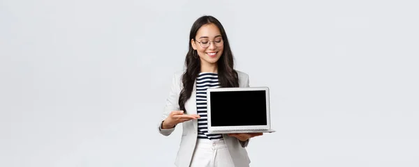 Бизнес, финансы и занятость, успешные женщины-предприниматели концепции. Профессиональная бизнесвумен, риэлтор, указывающий пальцем на экран ноутбука, показывающий хорошую сделку, имеющий встречу — стоковое фото