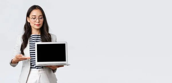 Бизнес, финансы и занятость, успешные женщины-предприниматели концепции. Профессиональная бизнесвумен, риэлтор, указывающий пальцем на экран ноутбука, показывающий хорошую сделку квартиры — стоковое фото