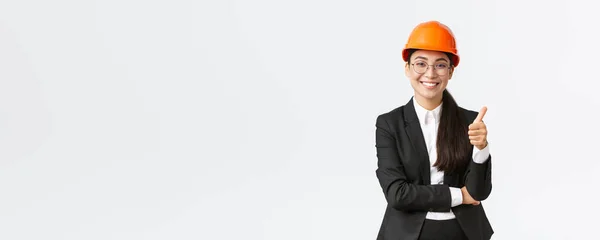 만족 한 여성 asian 기업가는 사업을 조사하고, 건설 작업에 만족하고, 찬성하여 엄지를 보여 주고, 웃으며, 잘 했다고 말하고, 잘 했다고 말하고, 제 시간에 완성을 보장 합니다. — 스톡 사진