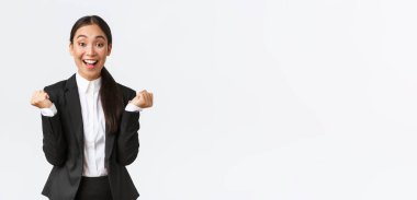 Rahatlamış kadın ofis müdürü, başarılı iş kadını hedefe ulaşın, kazanın ve sevinin, yumruk tokuşturun ve bağırın evet tatmin olun, beyaz arka plan