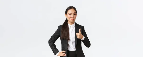 快乐的女企业家，穿着黑色西服的女老板，对你的工作感到满意，对你的工作表示赞赏和点头表示同意，称赞你的工作出色，工作出色，背景洁白 — 图库照片