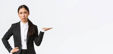 Hayal kırıklığına uğramış ve kasvetli kadın satış müdürü, siyah takım elbiseli emlakçı kötü bir gün geçiriyor, somurtuyor ve üzgün görünüyor.