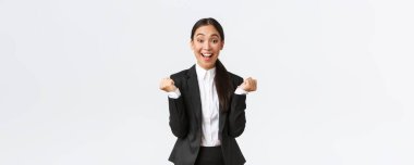 Rahatlamış kadın ofis müdürü, başarılı iş kadını hedefe ulaşın, kazanın ve sevinin, yumruk tokuşturun ve bağırın evet tatmin olun, beyaz arka plan