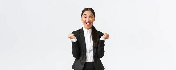 Opgelucht vrouwelijke office manager, succesvolle zakenvrouw te bereiken doel, winnen en gevoel van vreugde, vuist pomp en schreeuwen ja tevreden, staande witte achtergrond upbeat — Stockfoto