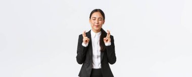 Umut dolu iyimser iş kadını kendine inanıyor, hayallerin gerçekleştiğine inanıyor, şans dilemek için şans diliyor ve gözlerini kapıyor, zevk almak için dua ediyor, beyaz bir altyapı için dua ediyor.