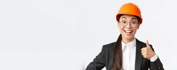 专业的亚洲女总工程师、穿着西服的建筑师和戴安全帽的特写镜头，获得批准、许可、推荐建筑公司 — 图库照片