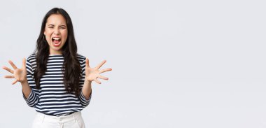 Yaşam tarzı, insanların duyguları ve gelişigüzel kavramlar. Kızgın Asyalı kadın sinirden kuduruyor, artık dayanamıyor, öfkesini kusuyor, tartışıyor gibi bağırıyor, el sıkışıyor, agresifleşiyor.