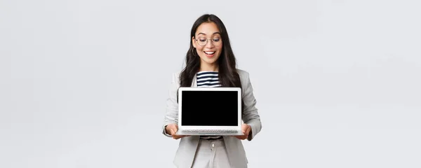 商业、金融和就业，女企业家概念。穿着西服、戴着眼镜、热情洋溢的女商人在手提电脑屏幕上展示自己的项目 — 图库照片