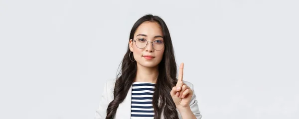 Ekonomi och sysselsättning, kvinnliga framgångsrika entreprenörer. Närbild av smart snygg affärskvinna, asiatisk chef förklara första regeln i verksamheten, visar ett finger och ler — Stockfoto