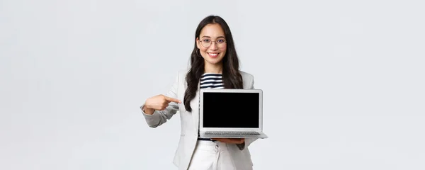 Бізнес, фінанси та зайнятість, концепція успішних жінок-підприємців. Професійний брокер з нерухомості, який показує будинки клієнтам на екрані ноутбука, вказує на відображення, рекомендує угоду — стокове фото