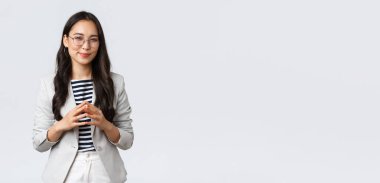 İş, finans ve istihdam, girişimci ve para kavramı. Yaratıcı genç Asyalı iş kadını zeki bir fikre sahip. Düşünüyor, plan yapıyor ya da hazırlıyor. Kamerayla ilgileniyor.