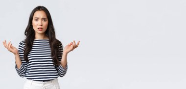 Yaşam tarzı, insanların duyguları ve gelişigüzel kavramlar. Hayal kırıklığına uğramış Asyalı kadın umutsuzca el kaldırıyor ve kötü haberi öğrendikçe surat asıyor, ne olduğunu anlayamıyor.