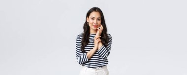 Yaşam tarzı, insanların duyguları ve gelişigüzel kavramlar. Güzel, tatlı Asyalı kız güzellik ürünleri uyguladıktan sonra teninin yumuşaklığını hissediyor, cilt bakımı, gülümseme, haz, yüz bakımı.