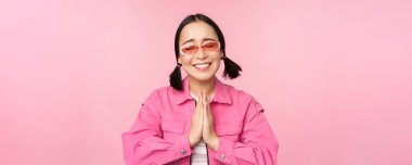 Ne olur! Yakışıklı Asyalı kız yardım istiyor, yalvarıyor, stüdyo geçmişine karşı duruyor.